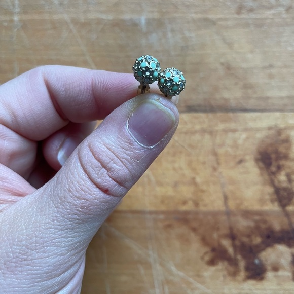 Green studs - Picture 2 of 2